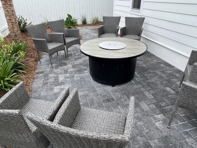 Building Photo - 141 Valdare Ln