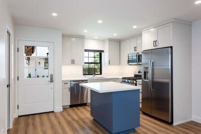 Building Photo - 2610-2612 Juan Street