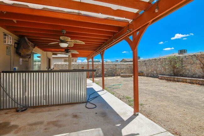 Building Photo - Beautiful East side House 3 bed-2.5 baths in front of Park