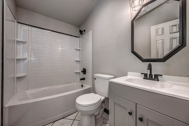 Building Photo - 4 Bedroom 2 Bath