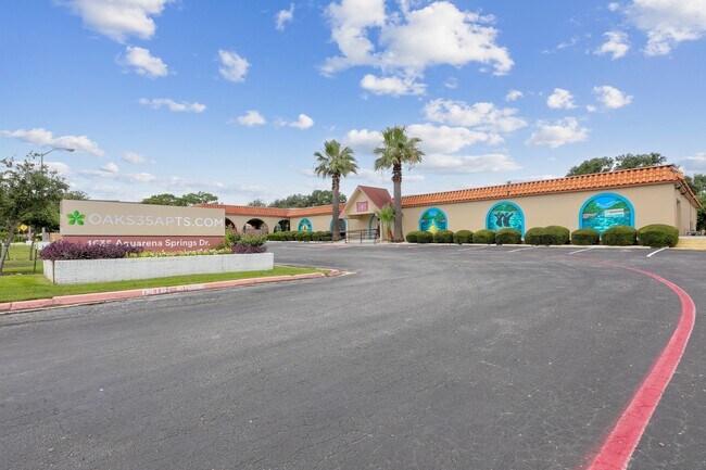 Building Photo - Oaks35