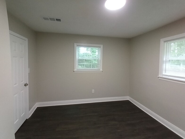 Building Photo - 47 Oakwood Dr