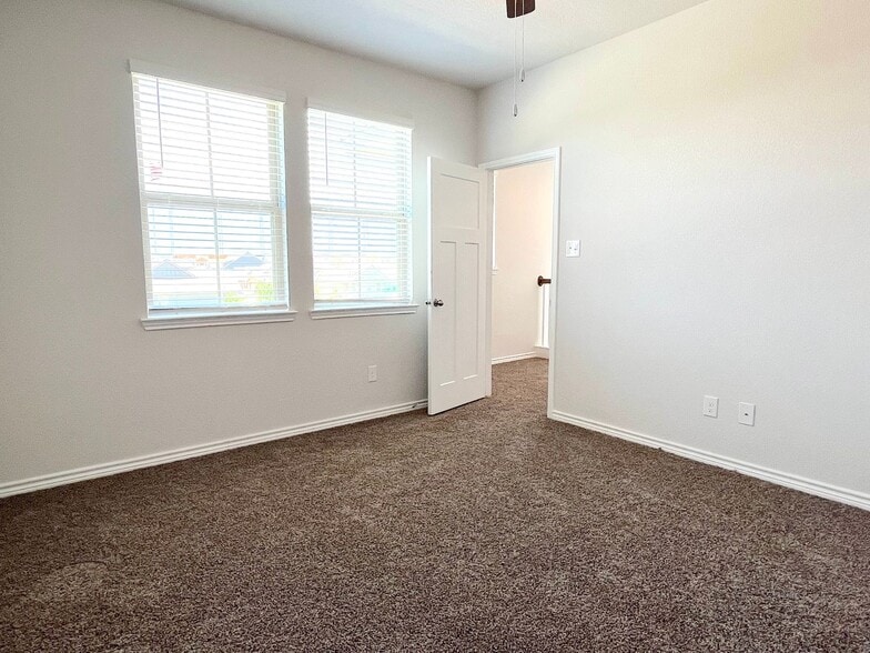 Building Photo - Gorgeous 3 bed 2.5 home in Town Lake Park!