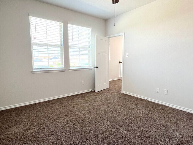 Building Photo - Gorgeous 3 bed 2.5 home in Town Lake Park!