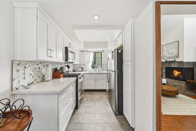 Building Photo - 906 Kings Rd