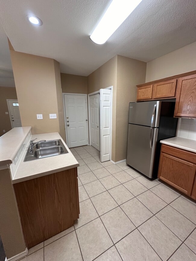 Building Photo - 990 Sierra Vista Ct