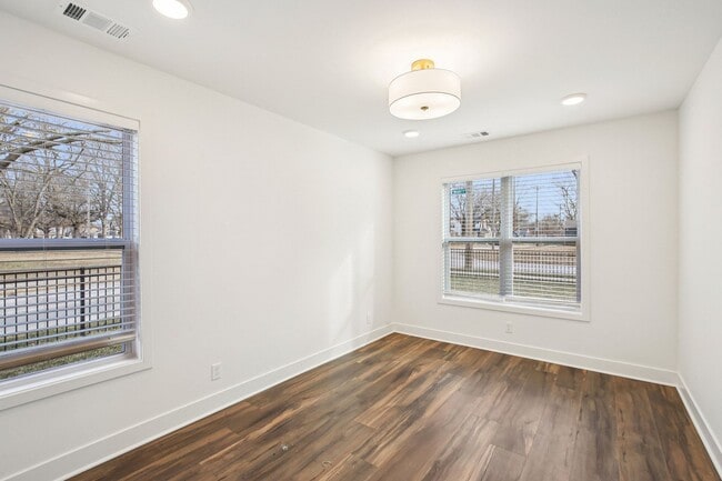 Building Photo - Main St Townhomes