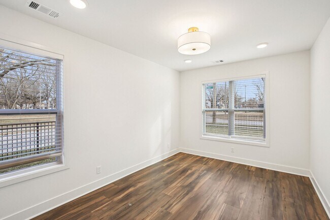 Building Photo - Main Street Townhomes