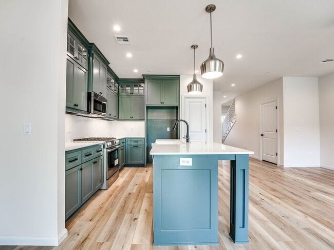 Building Photo - Luxury, Zero Maintenance Living Townhome