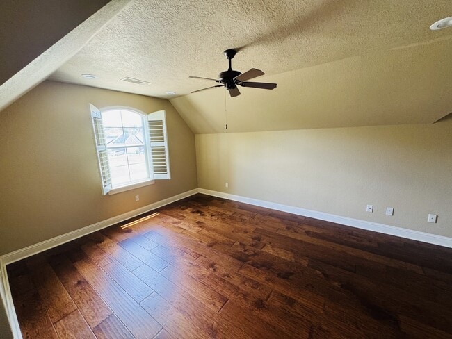 Building Photo - 4155 Pinehurst Dr