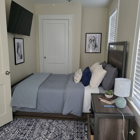 Building Photo - 711 Marine St