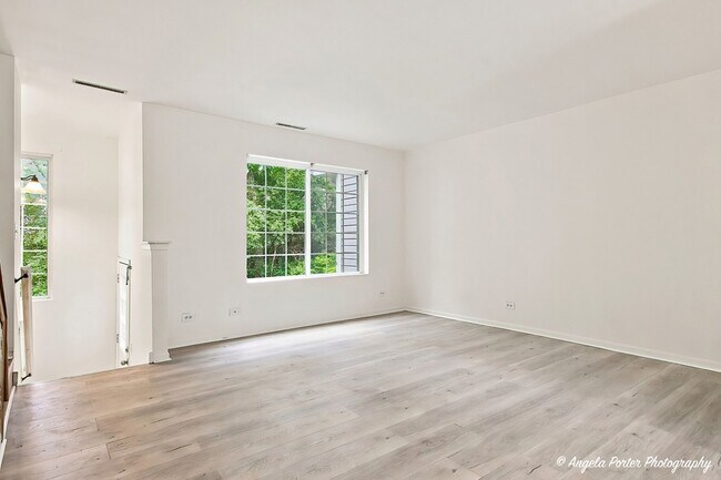 Building Photo - 259 W Whispering Oaks Ln