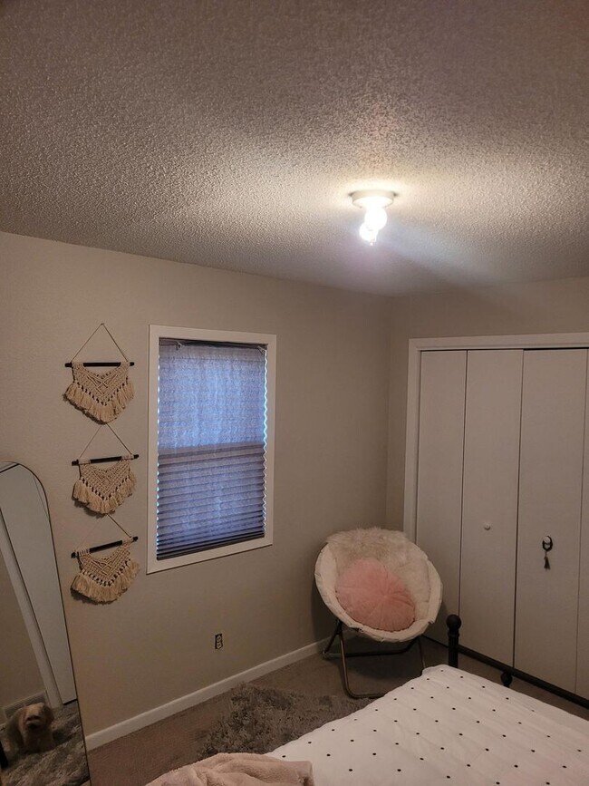 Building Photo - 3 bedroom in Quiet Neighborhood