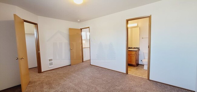 Building Photo - Newly Updated Townhouse in Tacoma! $500.00...