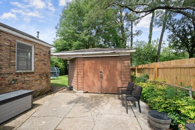 Building Photo - 1642 College Dr