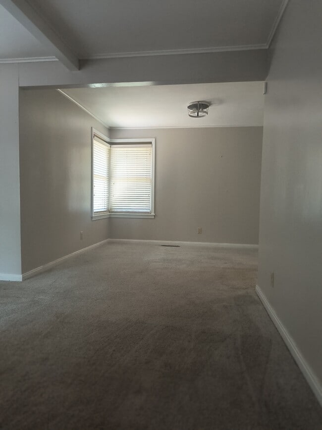 Building Photo - 2 Southern Pines Dr