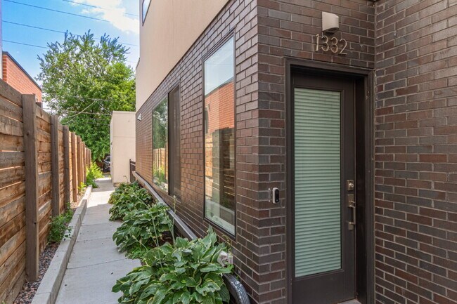 Building Photo - Beautiful Sloans lake Two Bed / Two and a ...