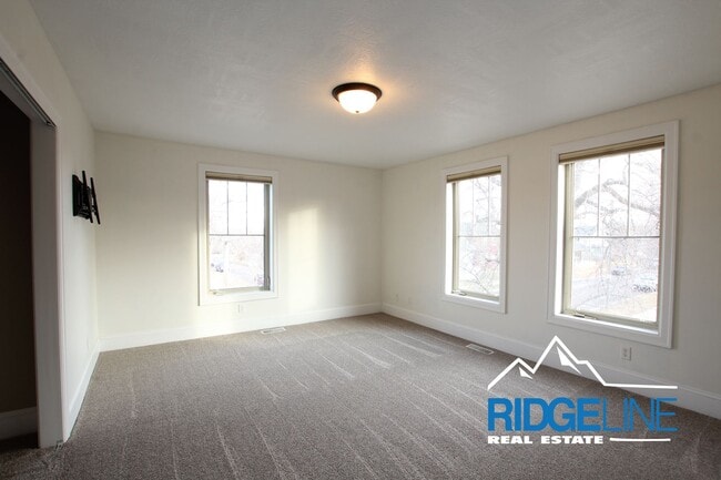 Building Photo - Large Remodeled Condo with Garage for Lease!