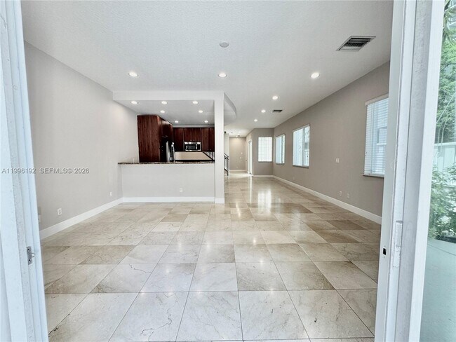 Building Photo - 504 SW 4th Ave