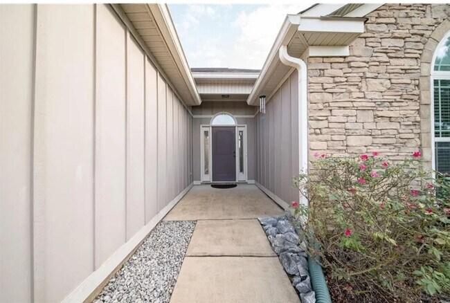 Building Photo - $100 Military Discount! Close to Park, Lik...