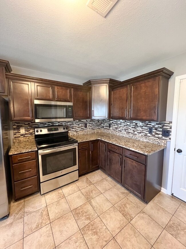 Building Photo - Gorgeous Single-Family--Fenced Backyard and Bonus Room!