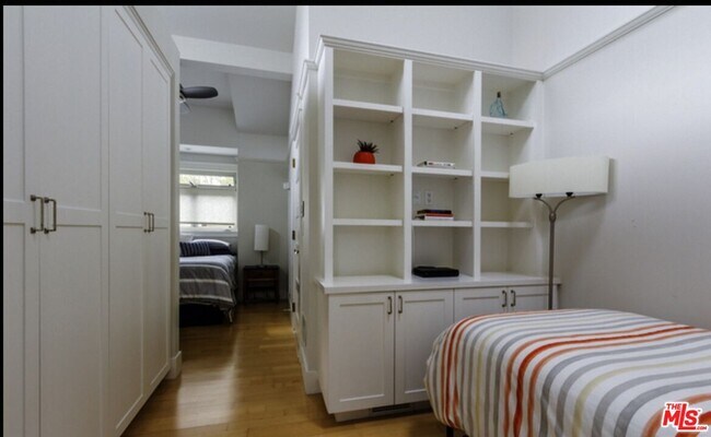 Building Photo - 652 Woodlawn Ave