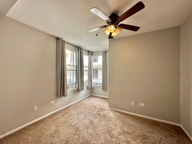 Building Photo - Luxury 2 Bed/2.5 Bath 2 Story Townhouse in...