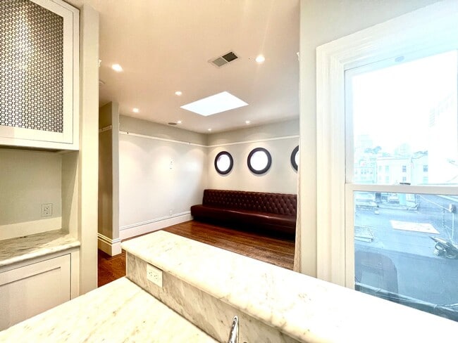 Building Photo - Welcome to North Beach! Premier 1 bed/ 2 B...