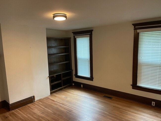 Building Photo - Single Family home, 2 bedrooms, 2 bathrooms, central air..