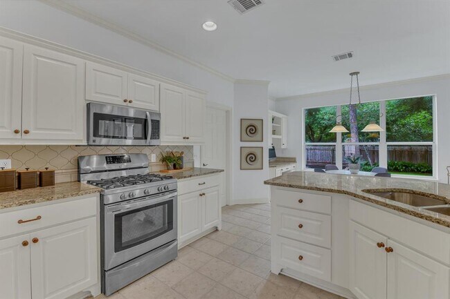 Building Photo - 701 Oaklands Dr