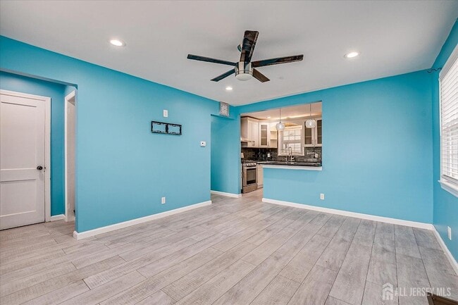 Building Photo - 14 Linden St