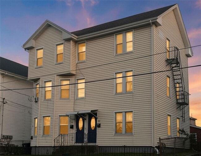 Building Photo - 362 Weeden St