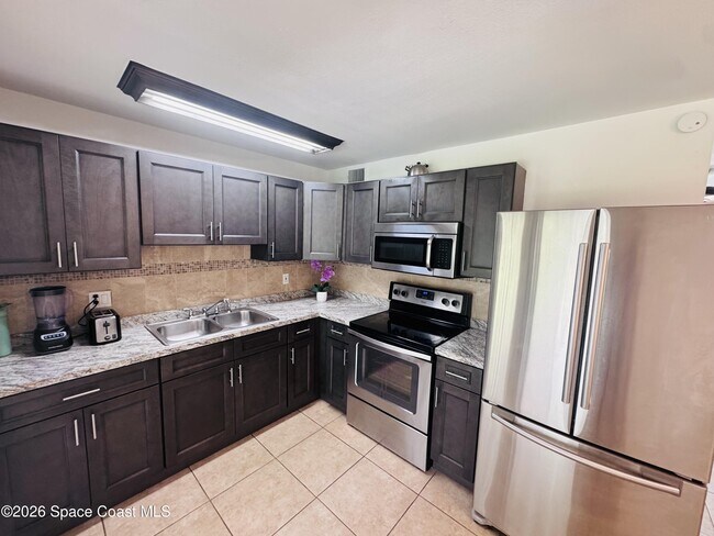 Building Photo - 1812 Oakwood Dr