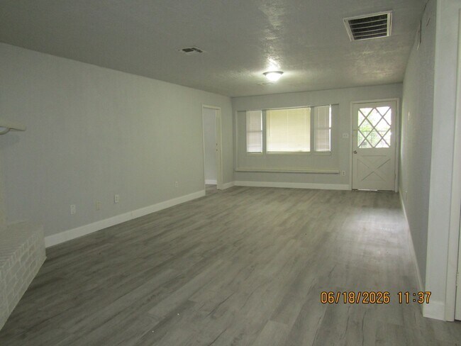 Building Photo - Freshly Painted/New Flooring home located closed to downtown Lawton/Ft. Sill