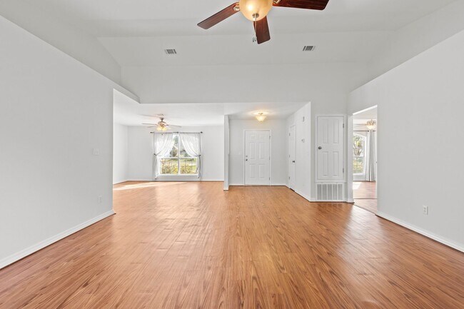 Building Photo - Updated Home in Raintree Estates!