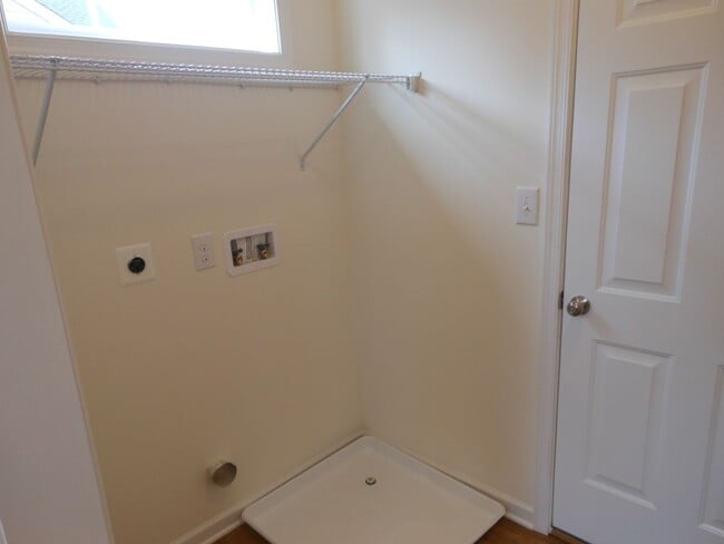 Building Photo - Dont miss out on this great home! Available 12/12/25