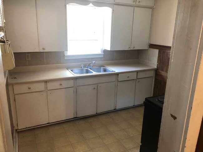 Building Photo - $875 - 2 bed 1 bath - Single Family Home