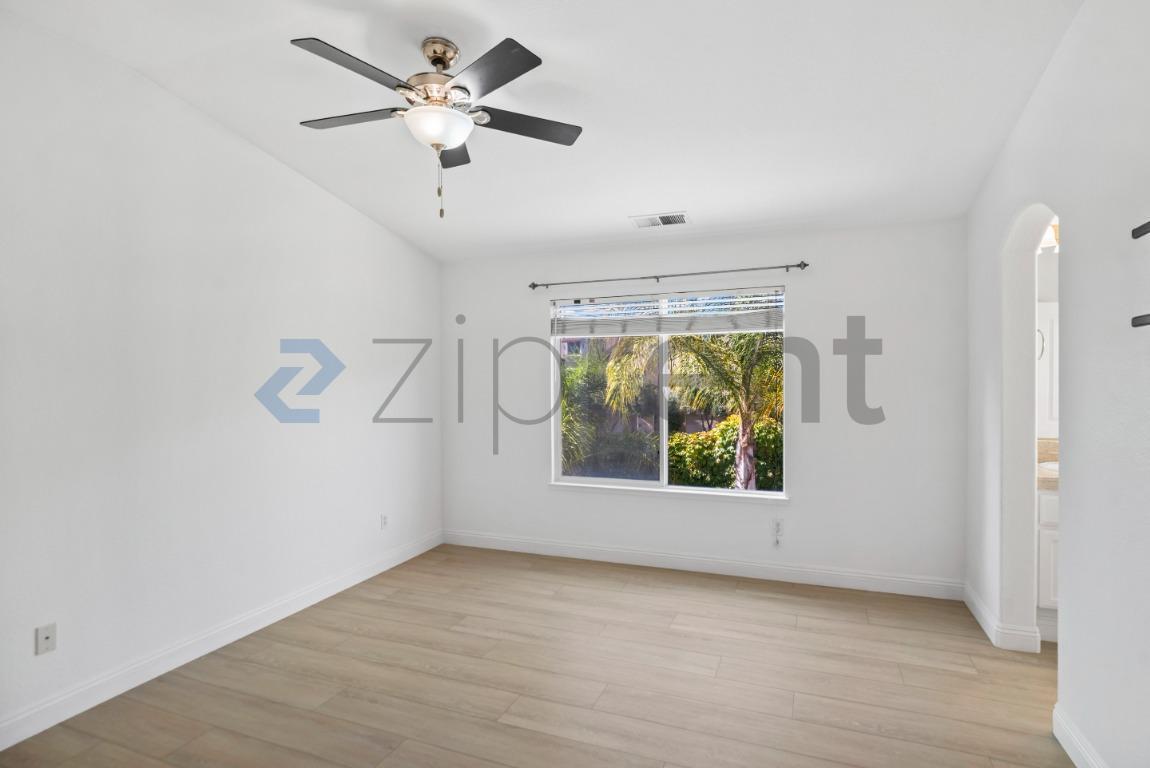 Building Photo - Unit