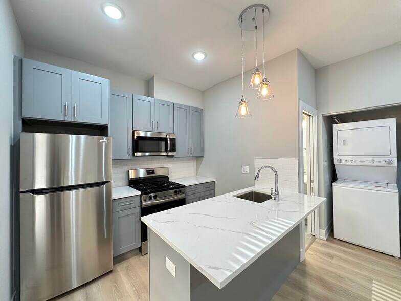 Building Photo - 419 W Belden Ave