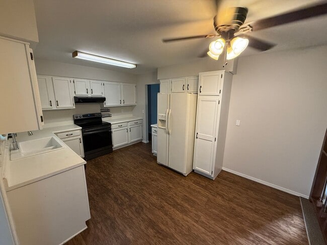 Building Photo - 3 bed, 2 bath, large yard AVAILABLE NOW!