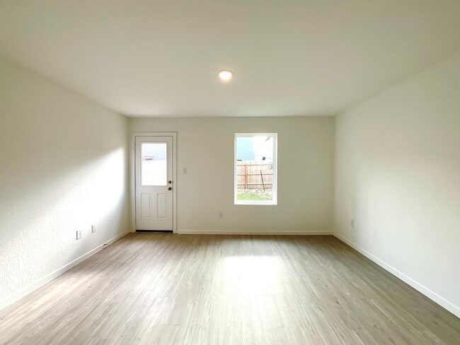 Building Photo - **APPLICATION RECEIVED** Modern 3-Bed, 2.5-Bath Home with Included Internet & Fenced Backyard in ...