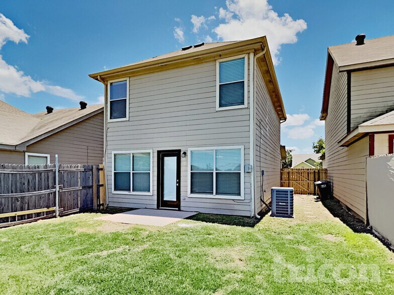 Building Photo - 1461 Pine Ln