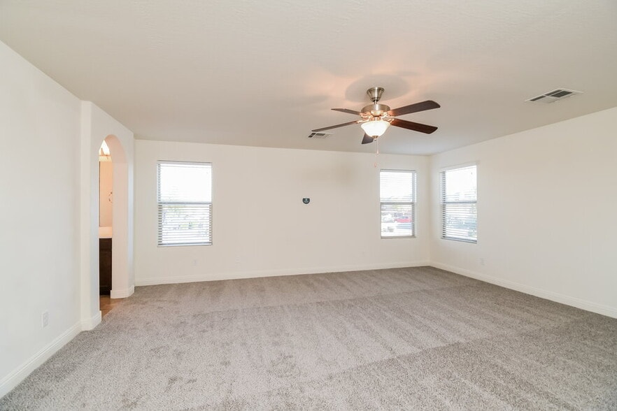 Building Photo - 1951 N 55th Pl