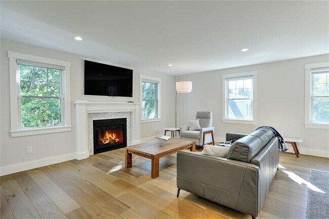 Building Photo - 137 Rosebriar Ave