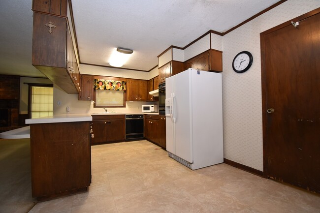 Building Photo - Spacious 3 Bed 2 Bath