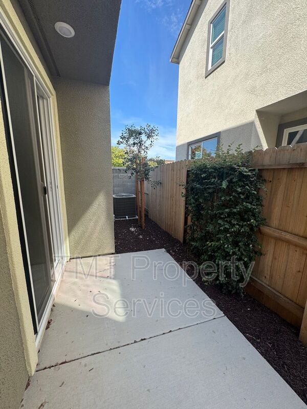 Building Photo - 867 Lk Pk Cir