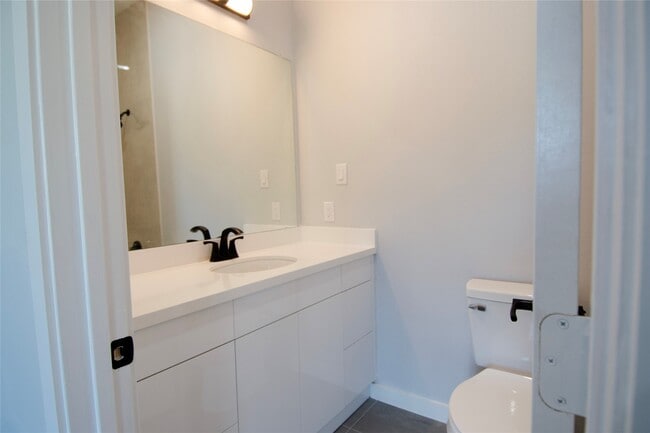 Building Photo - 2830 Mansfield St