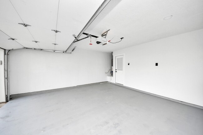 Building Photo - 15411 Town Green Dr