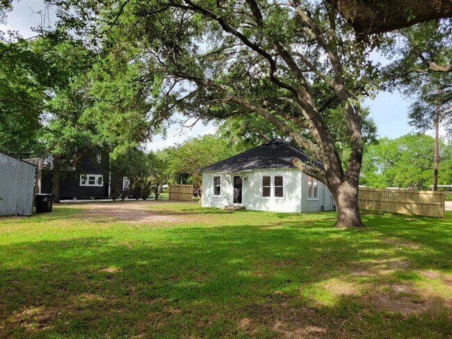 Building Photo - 1403 Avenue C