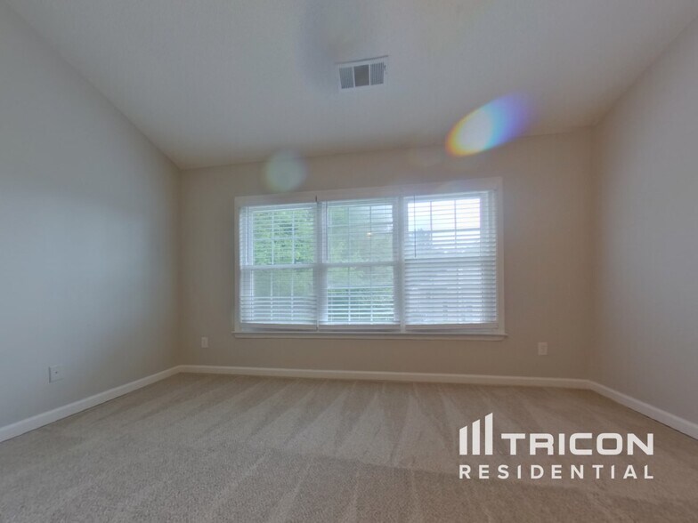 Building Photo - 2021 Maple Ridge Dr NW
